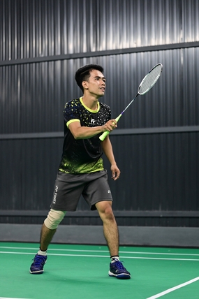 室内羽毛球运动人物摄影图片